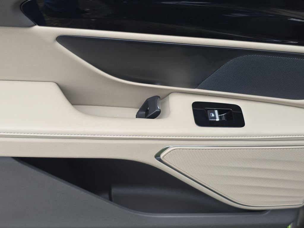 Used 2024 Lincoln Nautilus Premier image 9