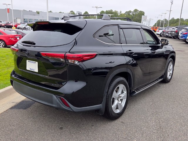 Used 2022 Toyota Highlander LE AWD/4WD image 13