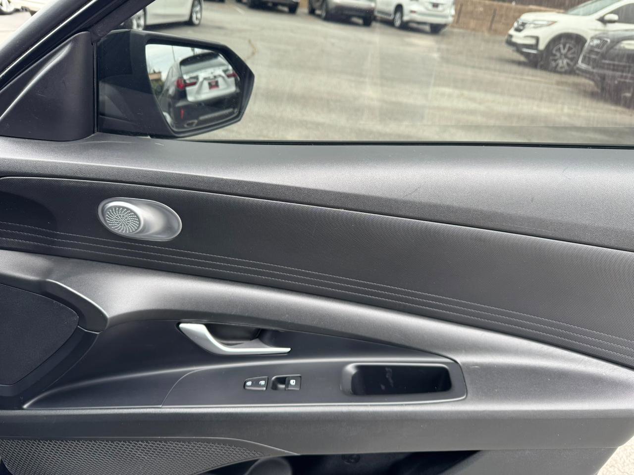 Used 2021 Hyundai Elantra SE w/ Cargo Package image 24