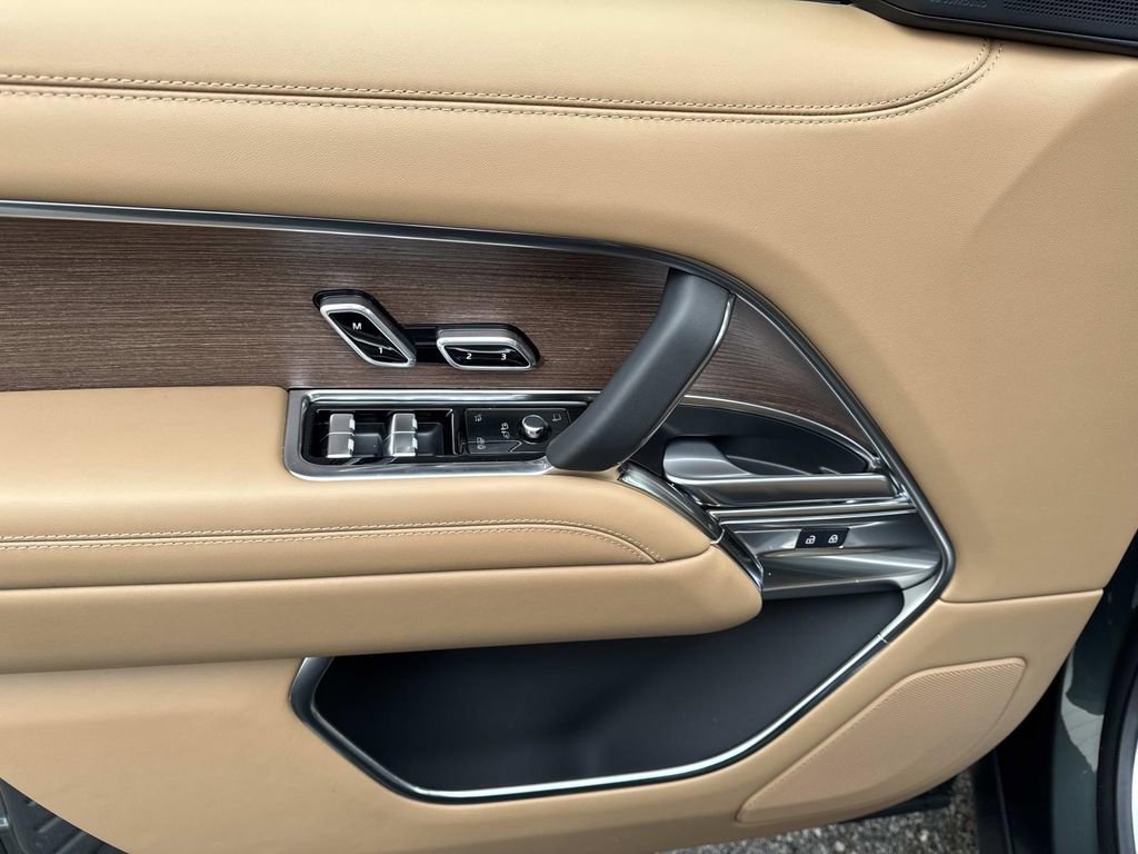 New 2025 Land Rover Range Rover SE AWD/4WD image 17