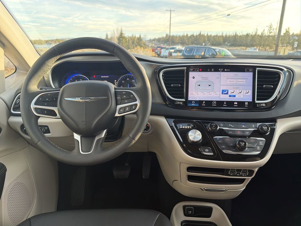 Used 2024 Chrysler Pacifica Touring-L FWD image 16