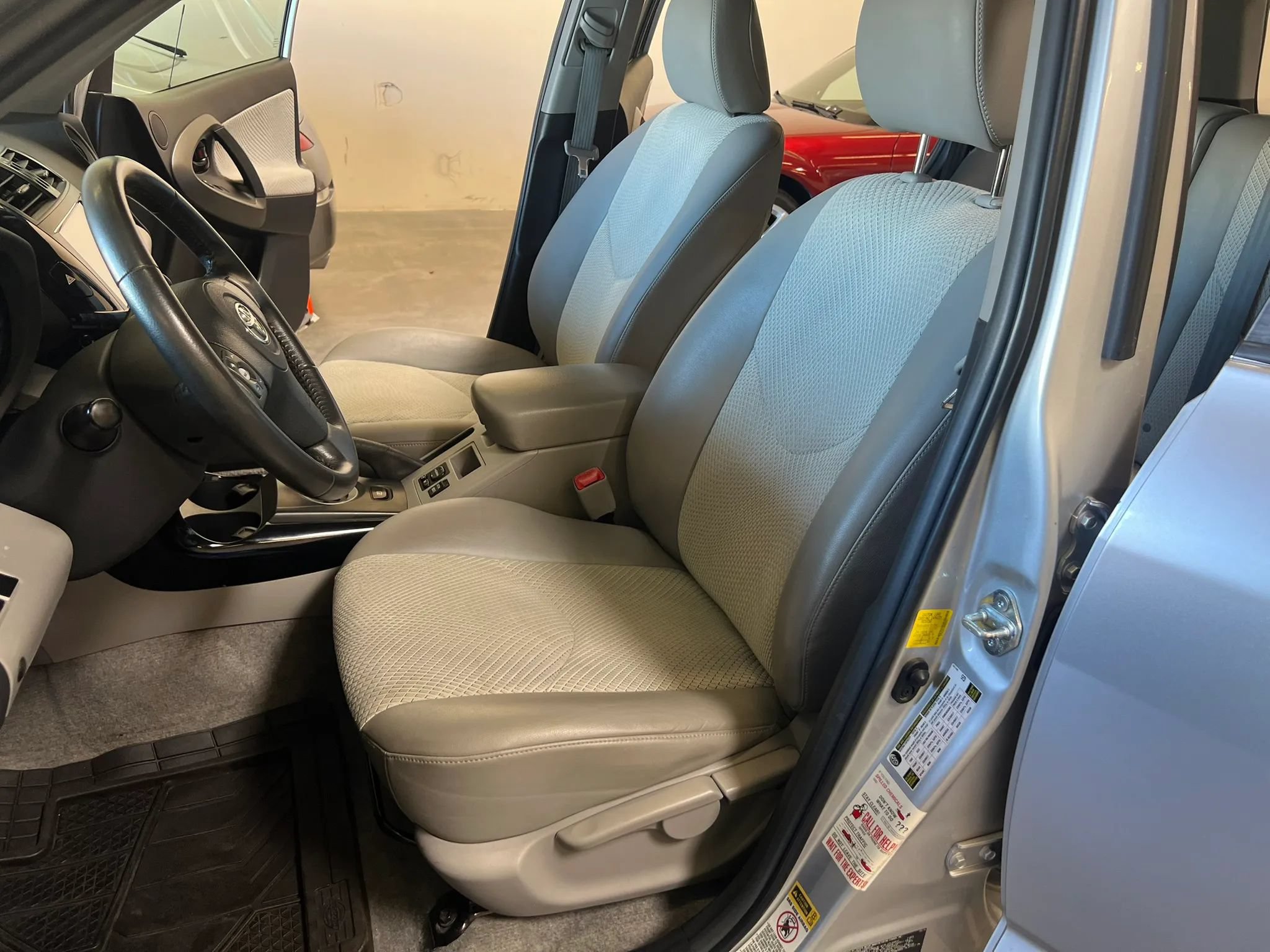 Used 2014 Toyota RAV4 EV FWD image 9