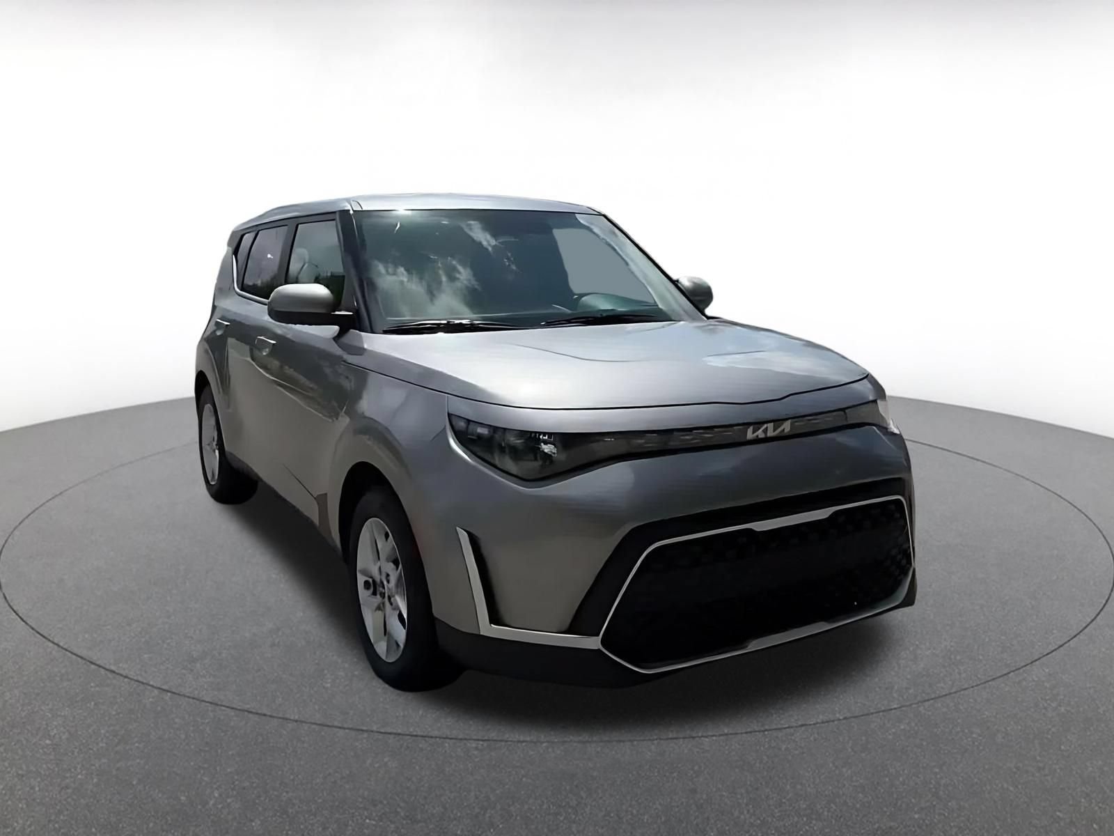 Used 2025 Kia Soul LX w/ LX Technology Package FWD image 3