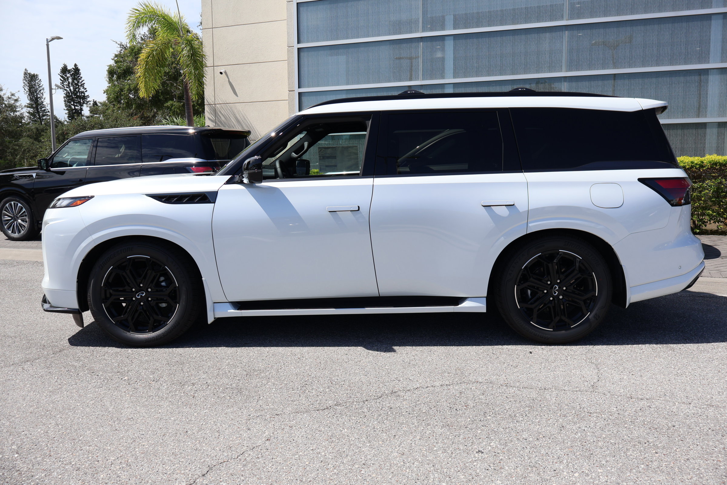 New 2026 INFINITI QX80 4WD image 2