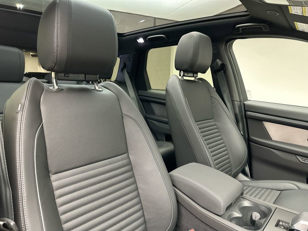 Used 2025 Land Rover Discovery Sport Dynamic SE image 4