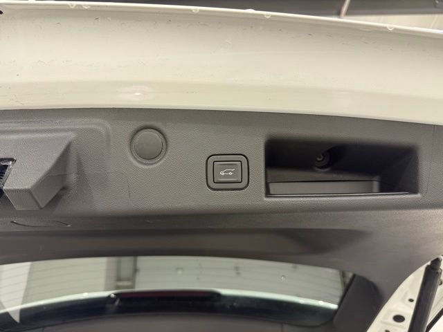 Used 2023 Chevrolet Equinox Premier image 9