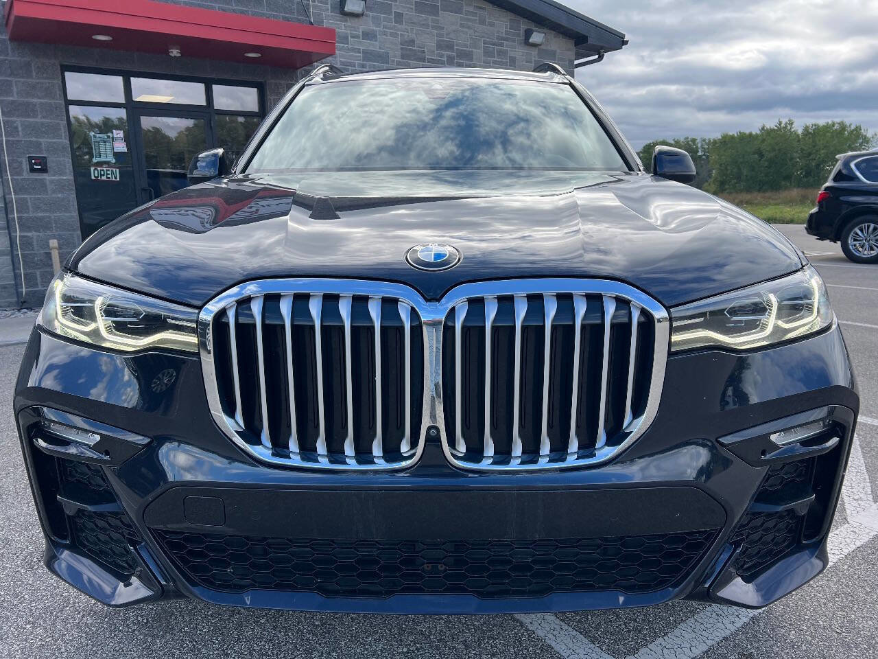 Used 2022 BMW X7 xDrive40i w/ M Sport Package image 2