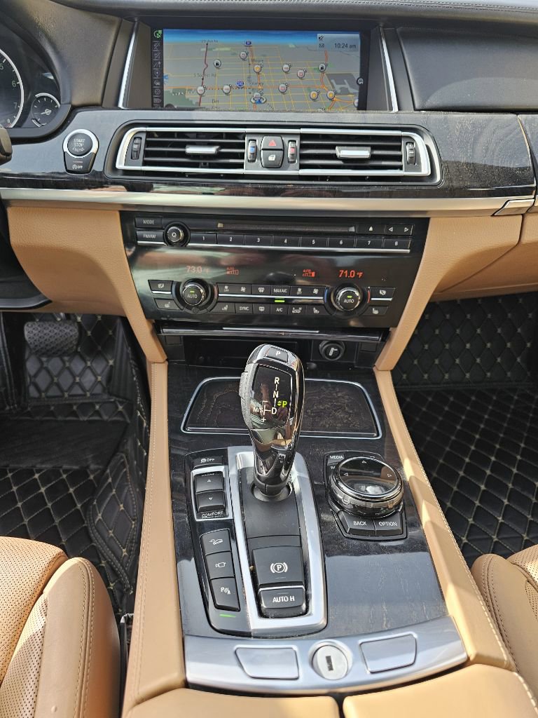Used 2015 BMW 750Li xDrive image 31