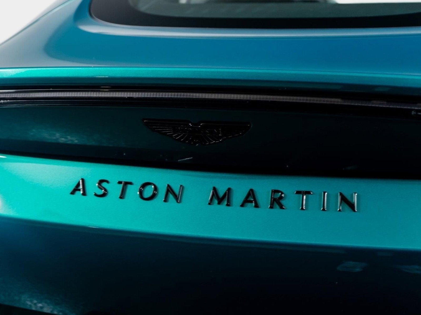 Used 2025 Aston Martin V8 Vantage Coupe image 14