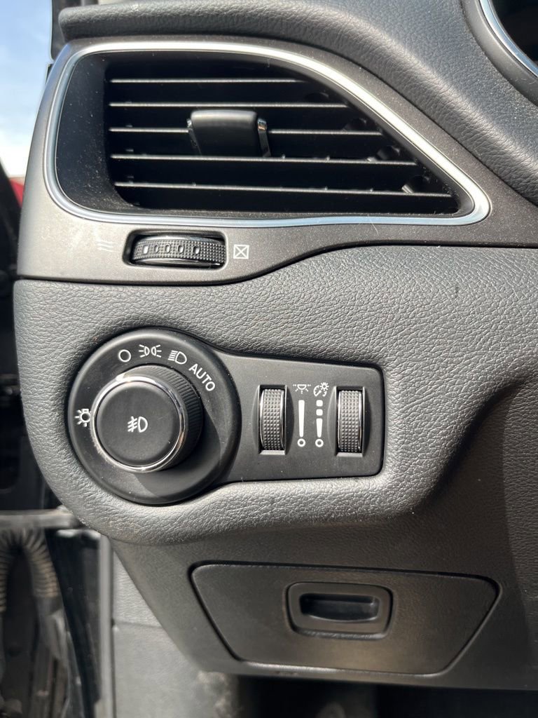 Used 2019 Jeep Cherokee Trailhawk w/ Cold Weather Group image 16