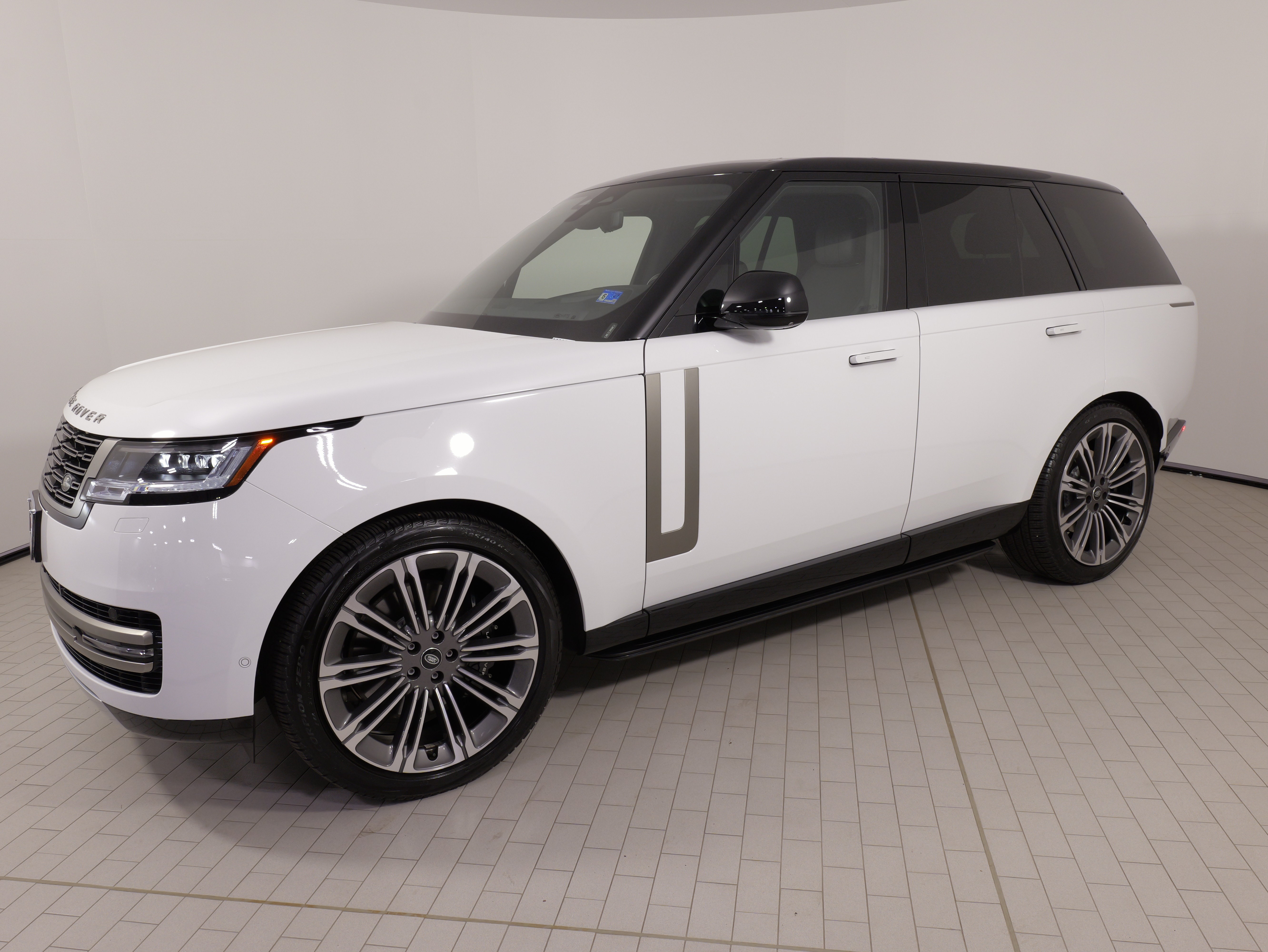 Used 2024 Land Rover Range Rover SE AWD/4WD image 1