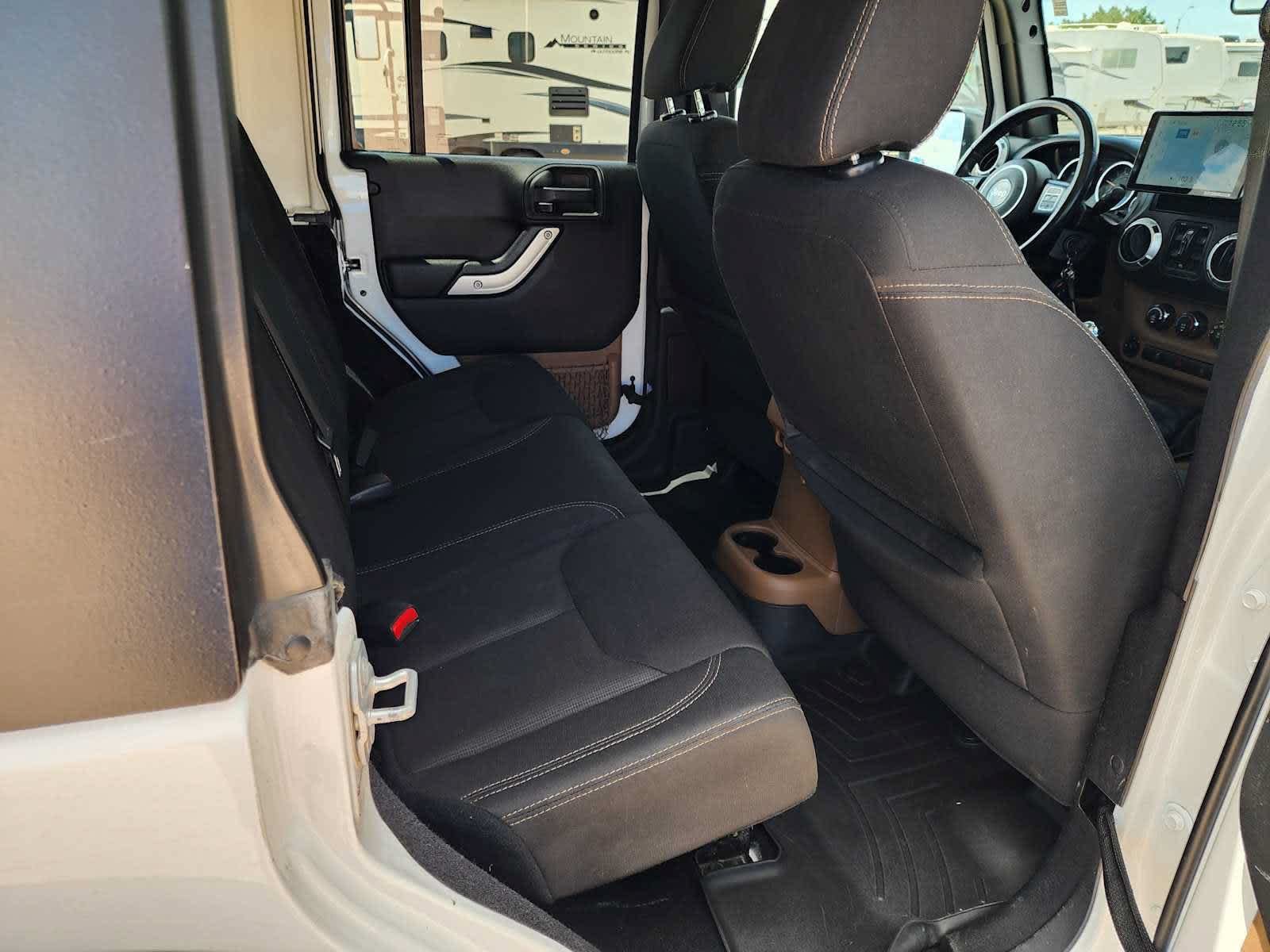 Used 2016 Jeep Wrangler Unlimited Rubicon w/ Connectivity Group AWD/4WD image 13