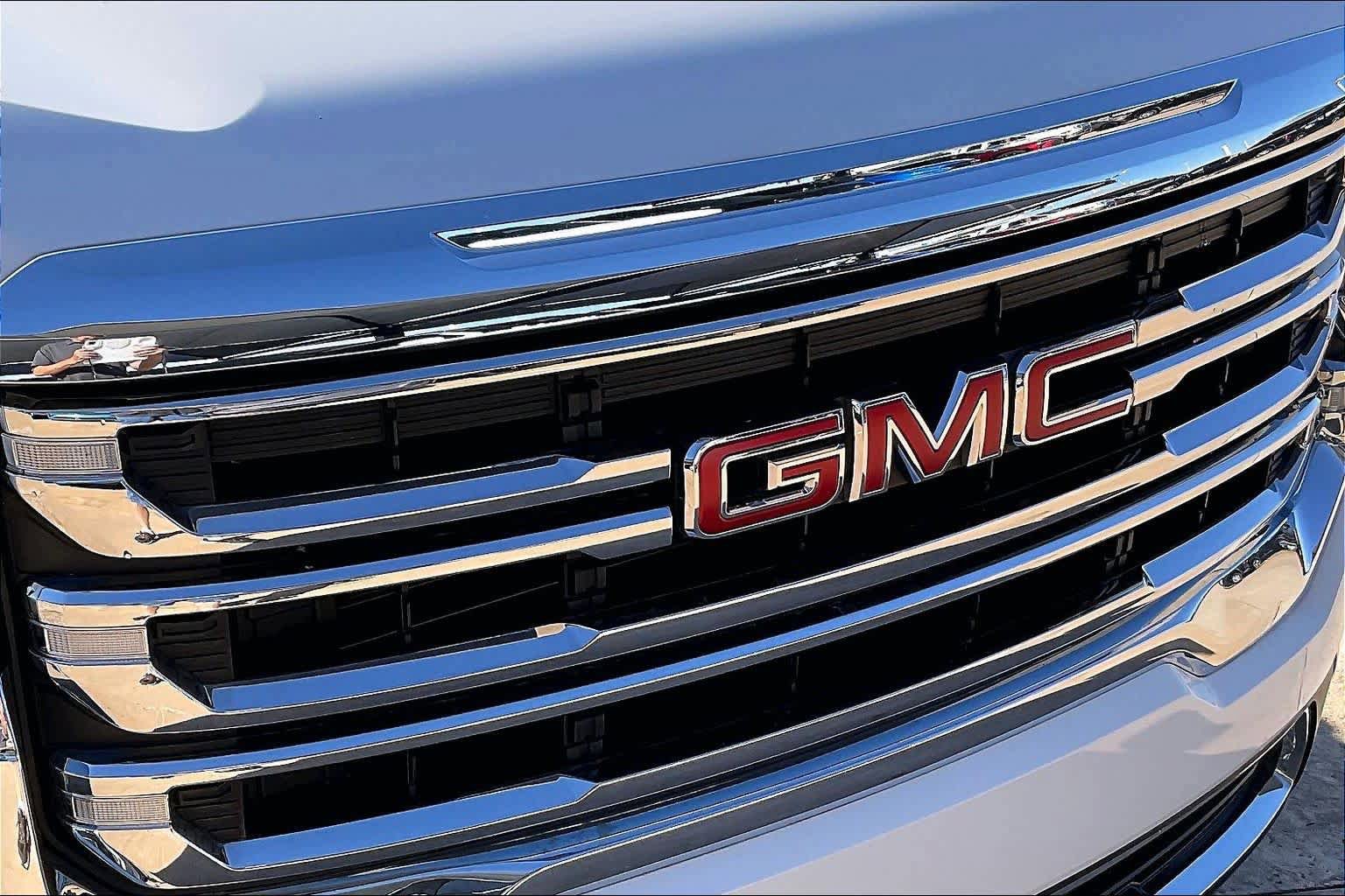 Used 2023 GMC Acadia SLE FWD image 29