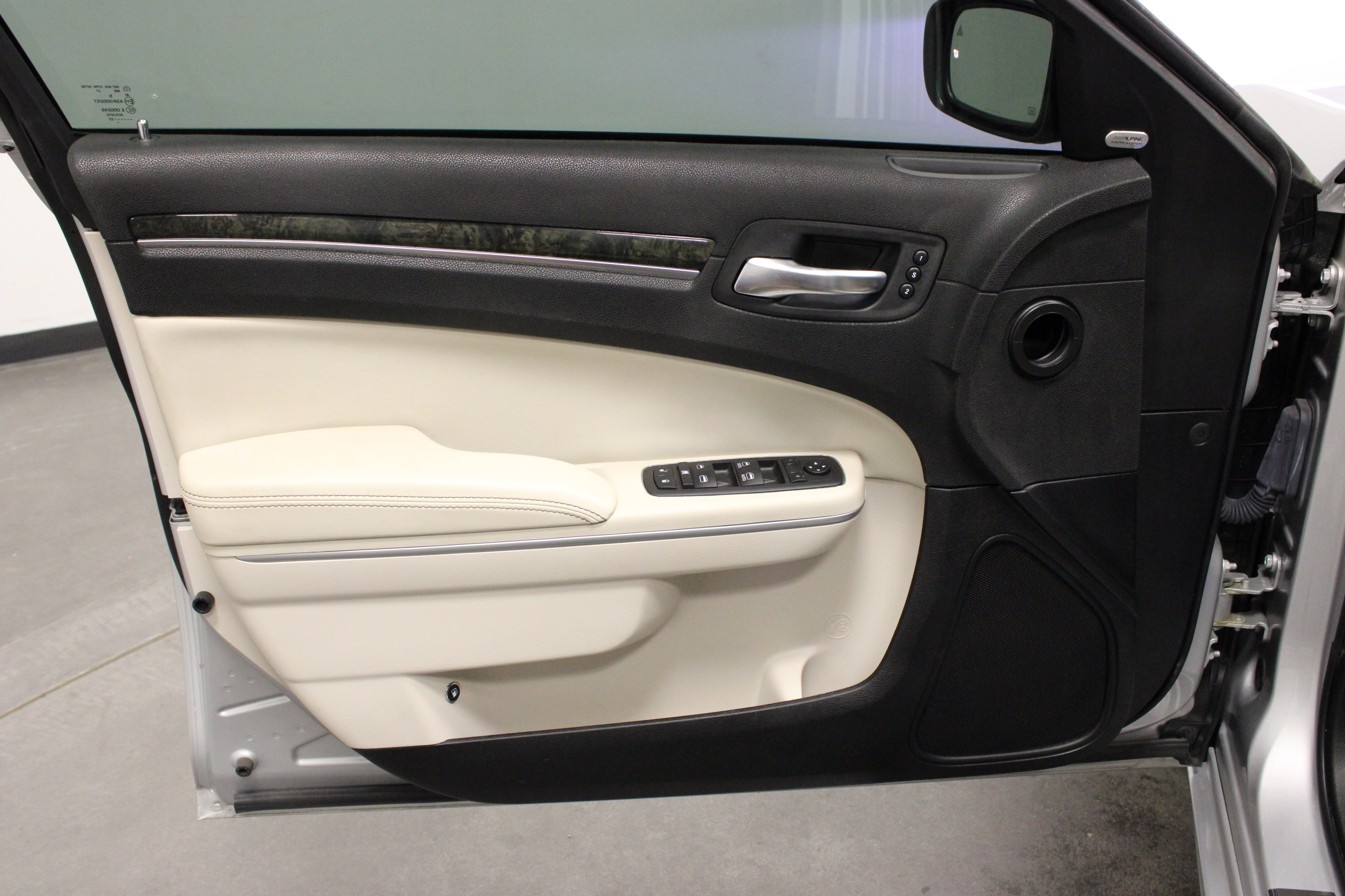 Used 2022 Chrysler 300 Touring L w/ Safetytec Plus Group AWD/4WD image 17