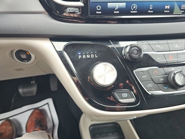Used 2023 Chrysler Pacifica Touring-L image 18