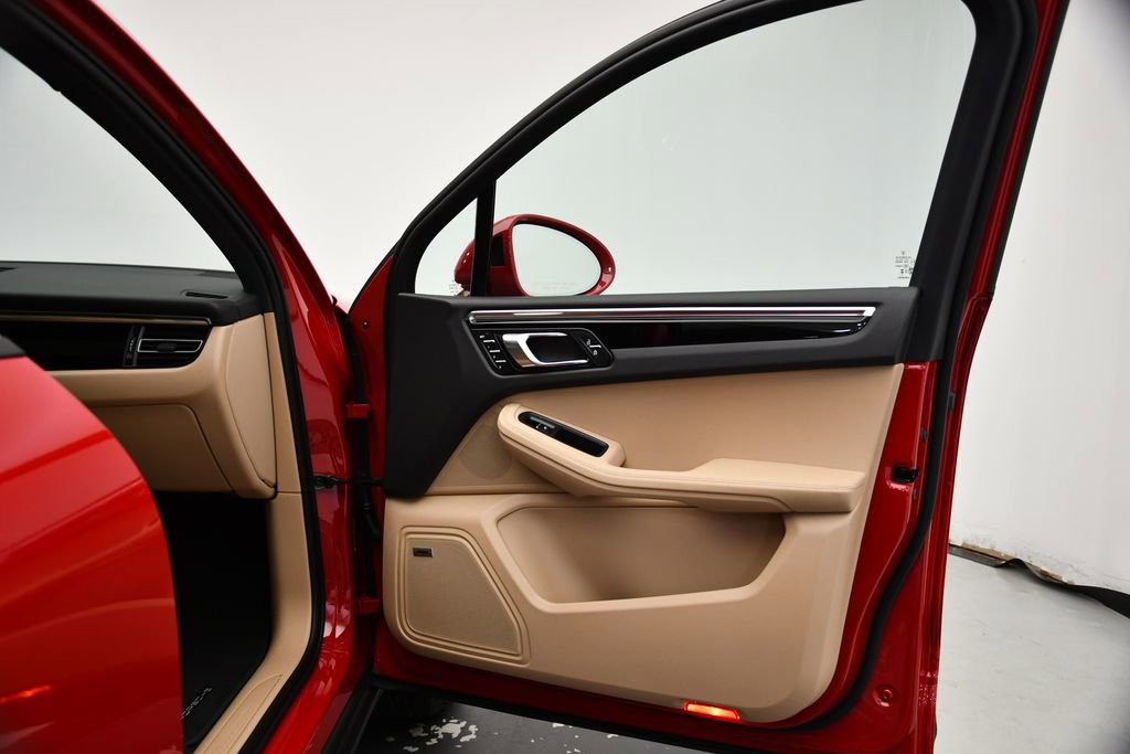 Used 2025 Porsche Macan Turbo image 43