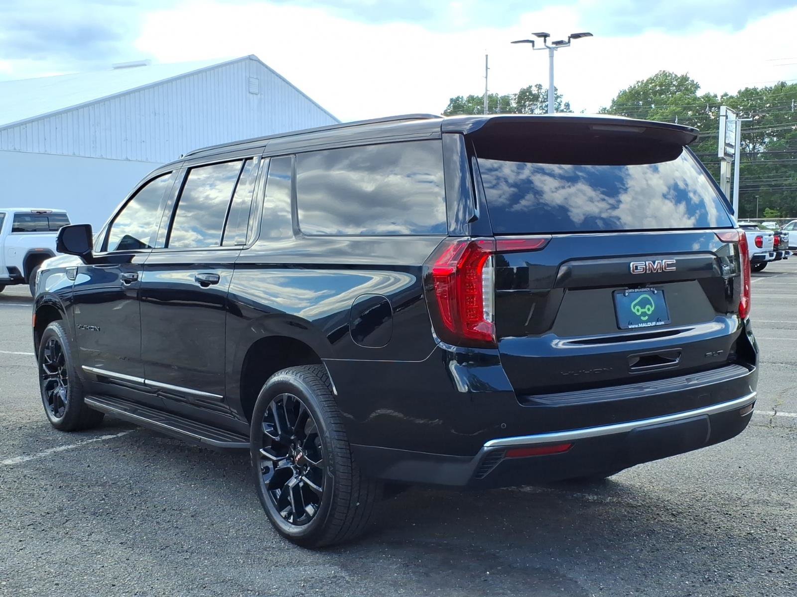 Certified 2022 GMC Yukon XL SLT w/ SLT Premium Package AWD/4WD image 4