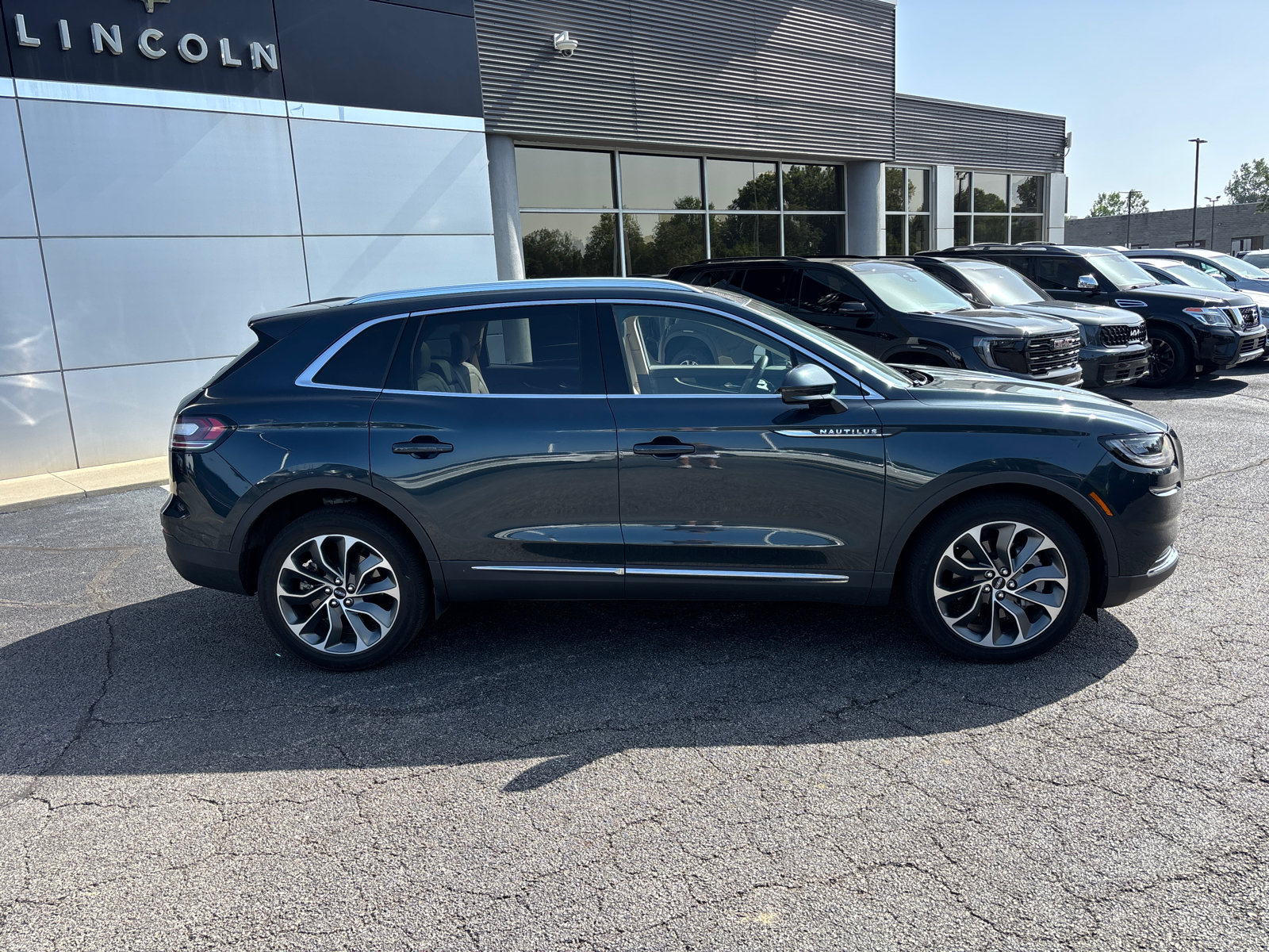 Used 2023 Lincoln Nautilus Reserve w/ Cargo Utility Package AWD/4WD image 8