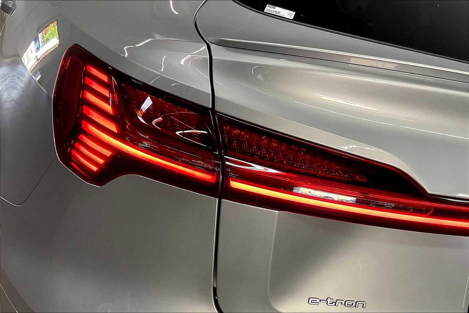 Certified 2022 Audi e-tron Premium Plus w/ Premium Plus Package image 30