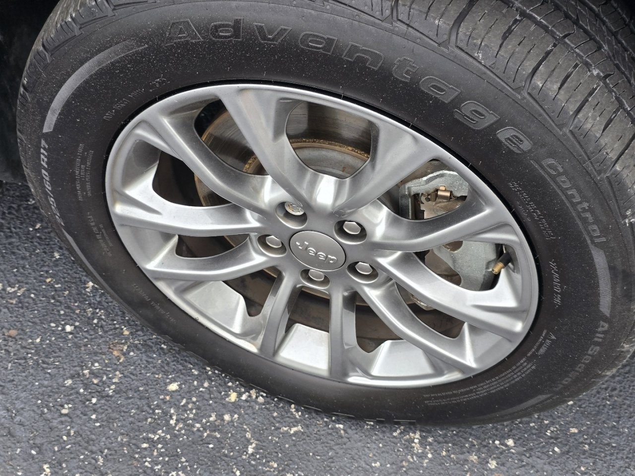Used 2019 Jeep Cherokee Latitude Plus w/ Comfort/Convenience Group FWD image 19