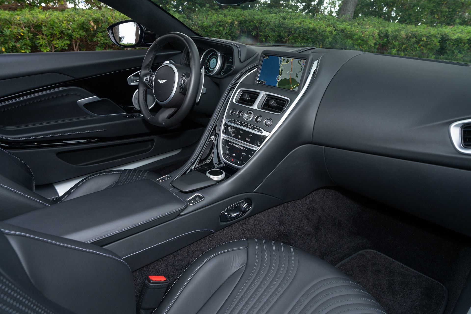 Used 2022 Aston Martin DB11 Volante RWD image 17