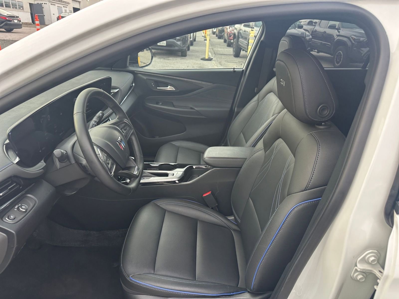 Used 2025 Buick Envista Sport Touring image 24