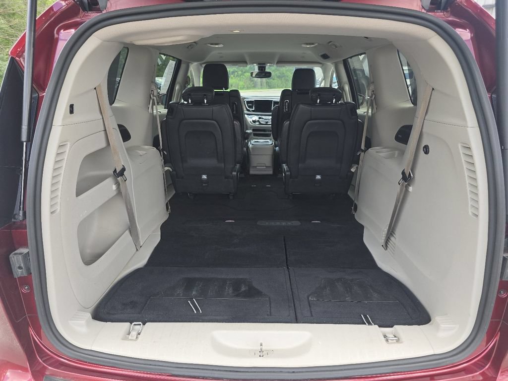 Used 2018 Chrysler Pacifica Touring-L Plus FWD image 16