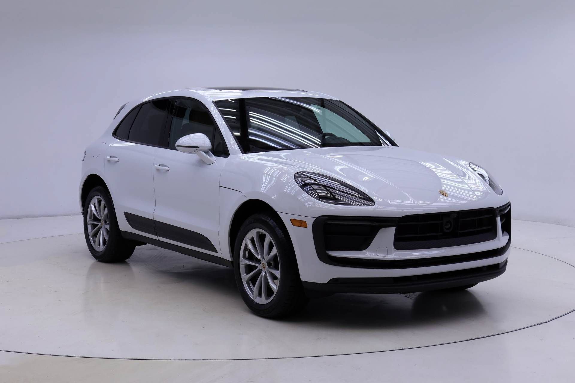 Used 2025 Porsche Macan AWD/4WD image 10