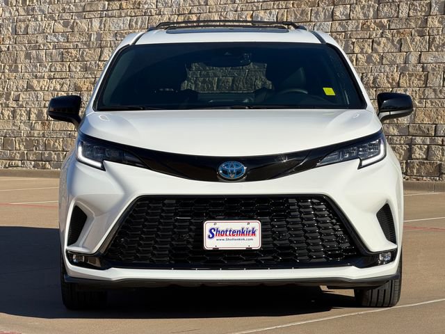 Used 2025 Toyota Sienna XSE FWD image 2