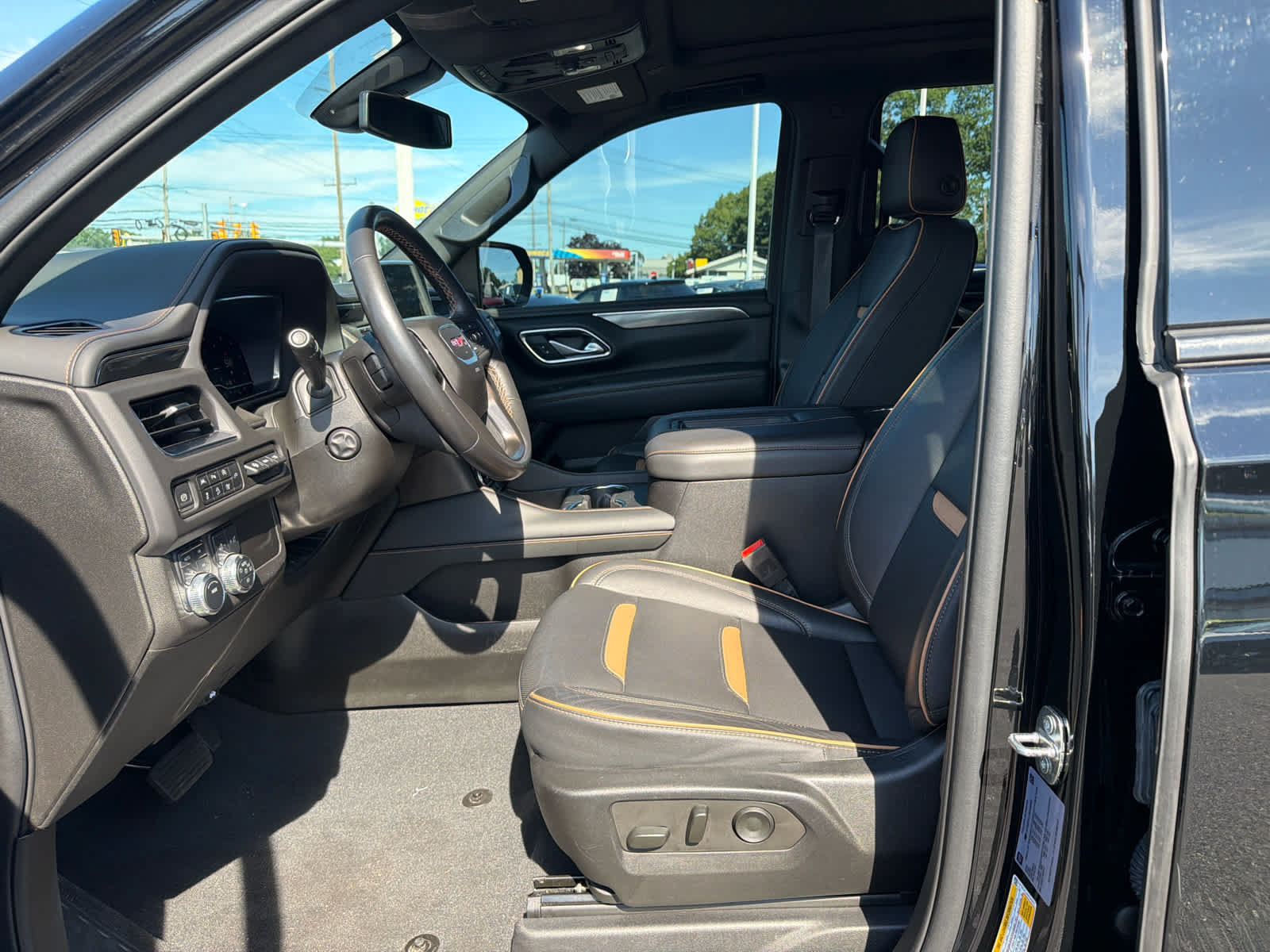 Certified 2022 GMC Yukon AT4 w/ Technology Package AWD/4WD image 10