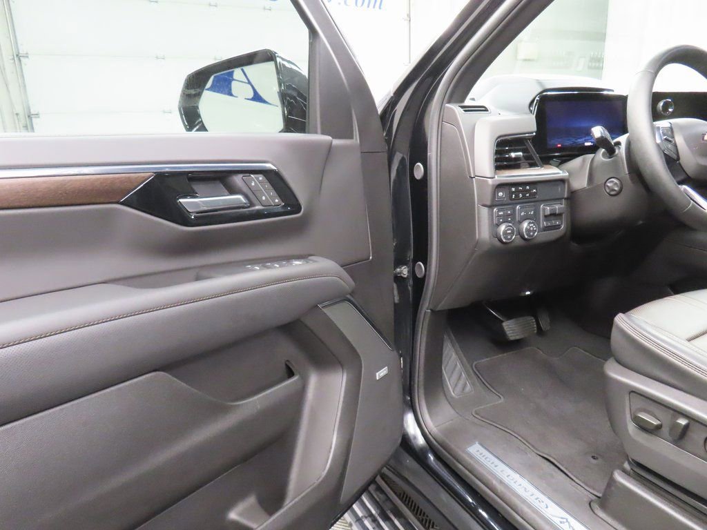 Used 2025 Chevrolet Suburban High Country AWD/4WD image 44