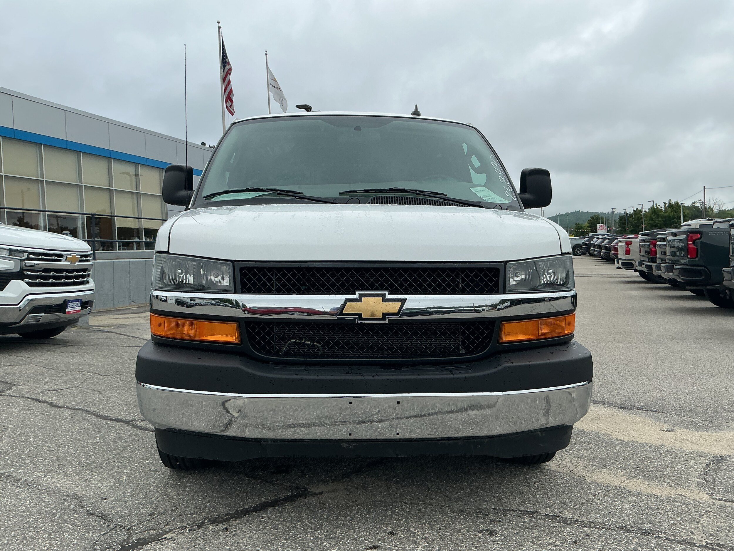 Used 2022 Chevrolet Express 2500 w/ Driver Convenience Package RWD image 4