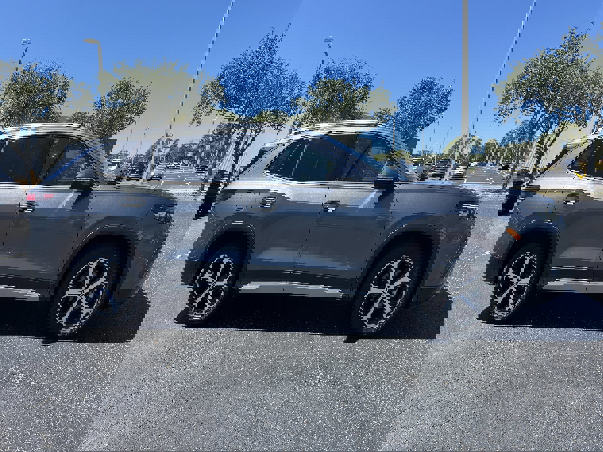 New 2025 Volkswagen Tiguan SE image 2