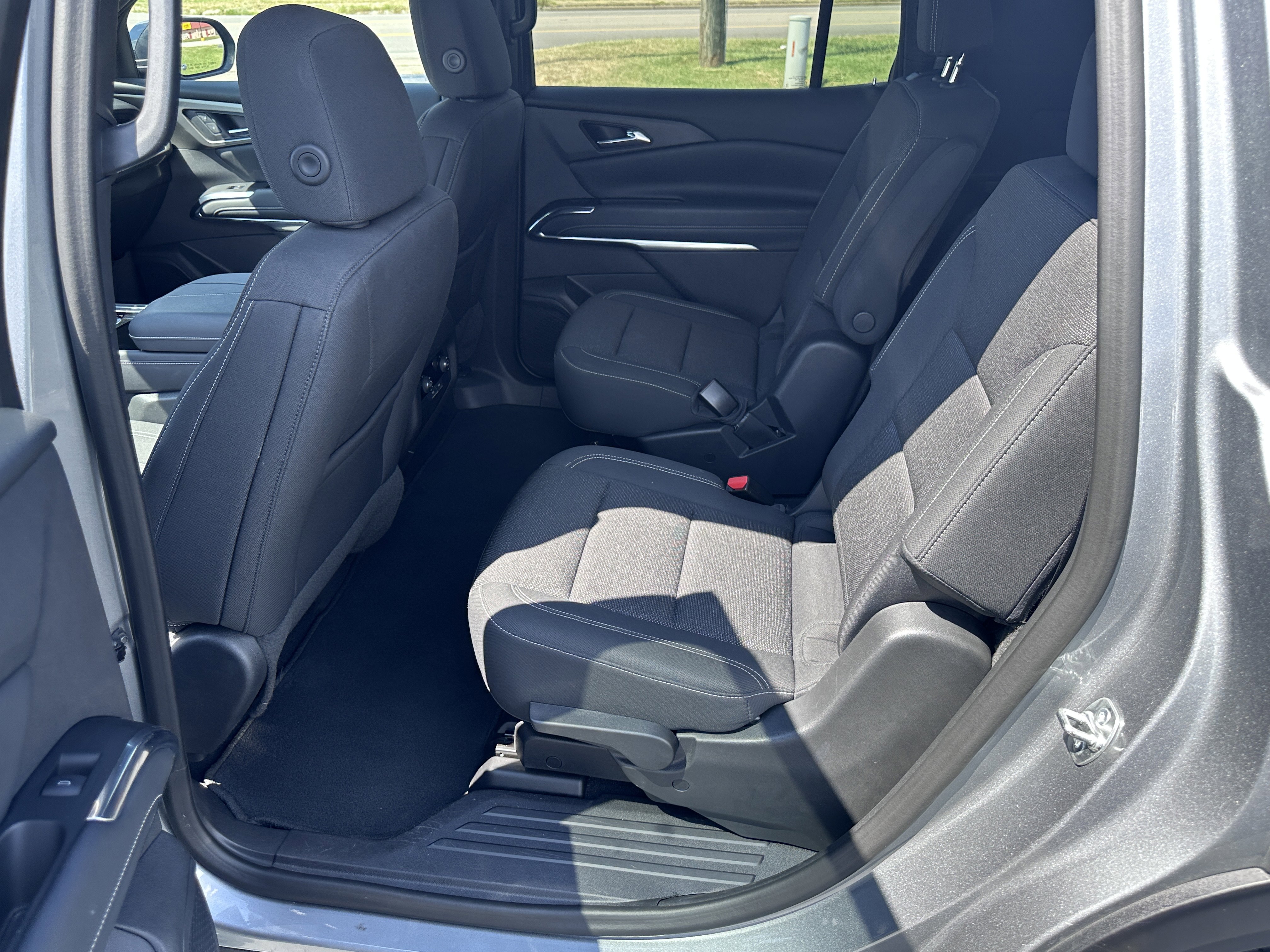 Used 2025 Chevrolet Traverse LT image 10