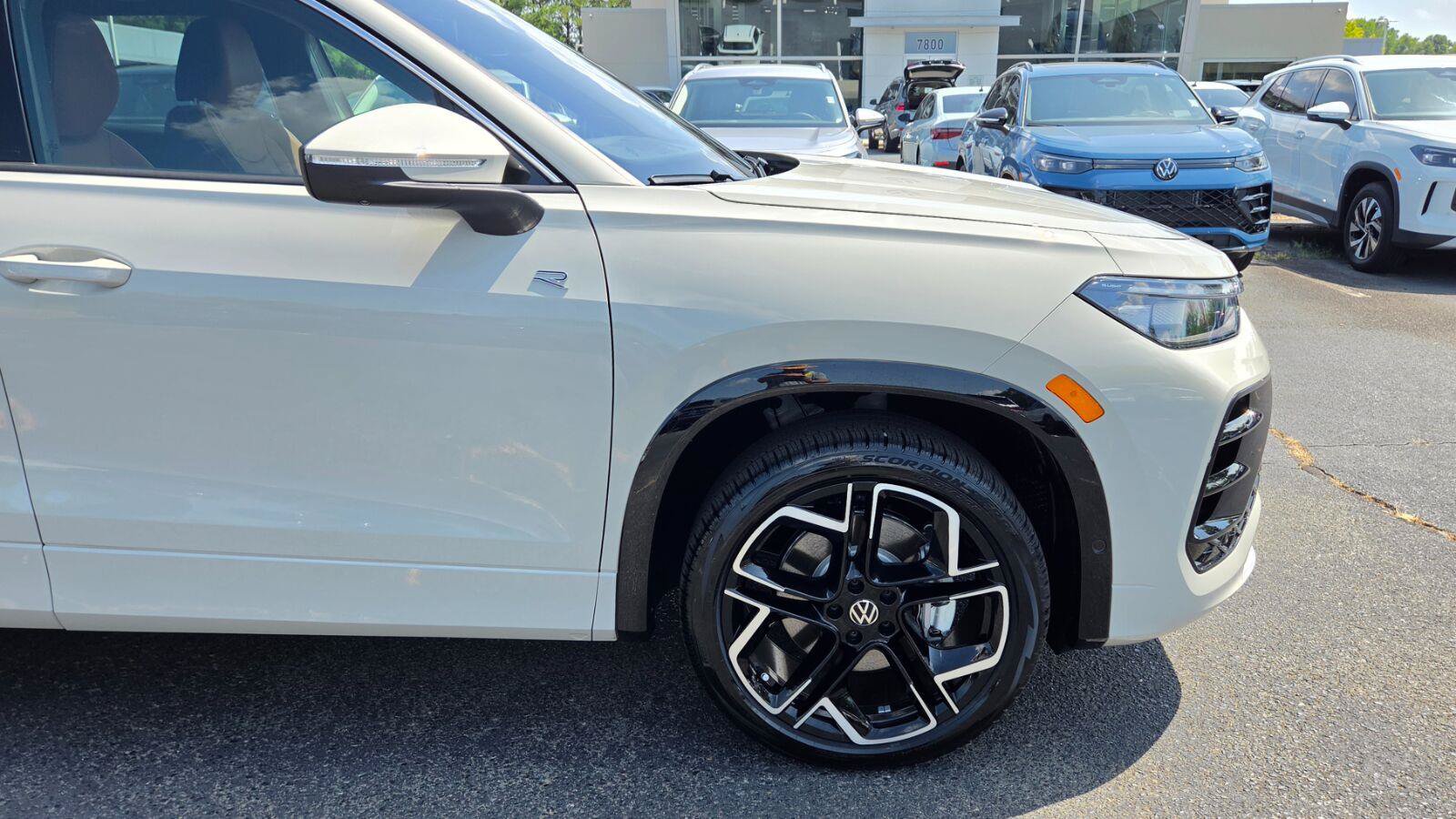 New 2027 Volkswagen Tiguan SEL R-Line AWD/4WD image 13