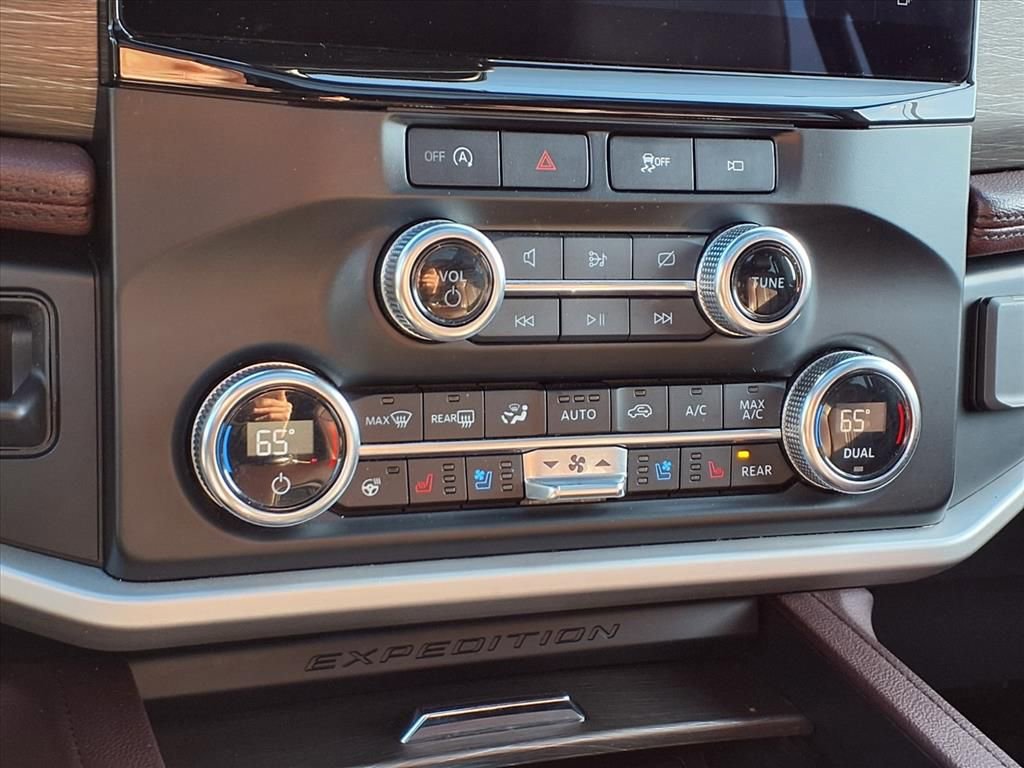 Used 2024 Ford Expedition Limited image 11