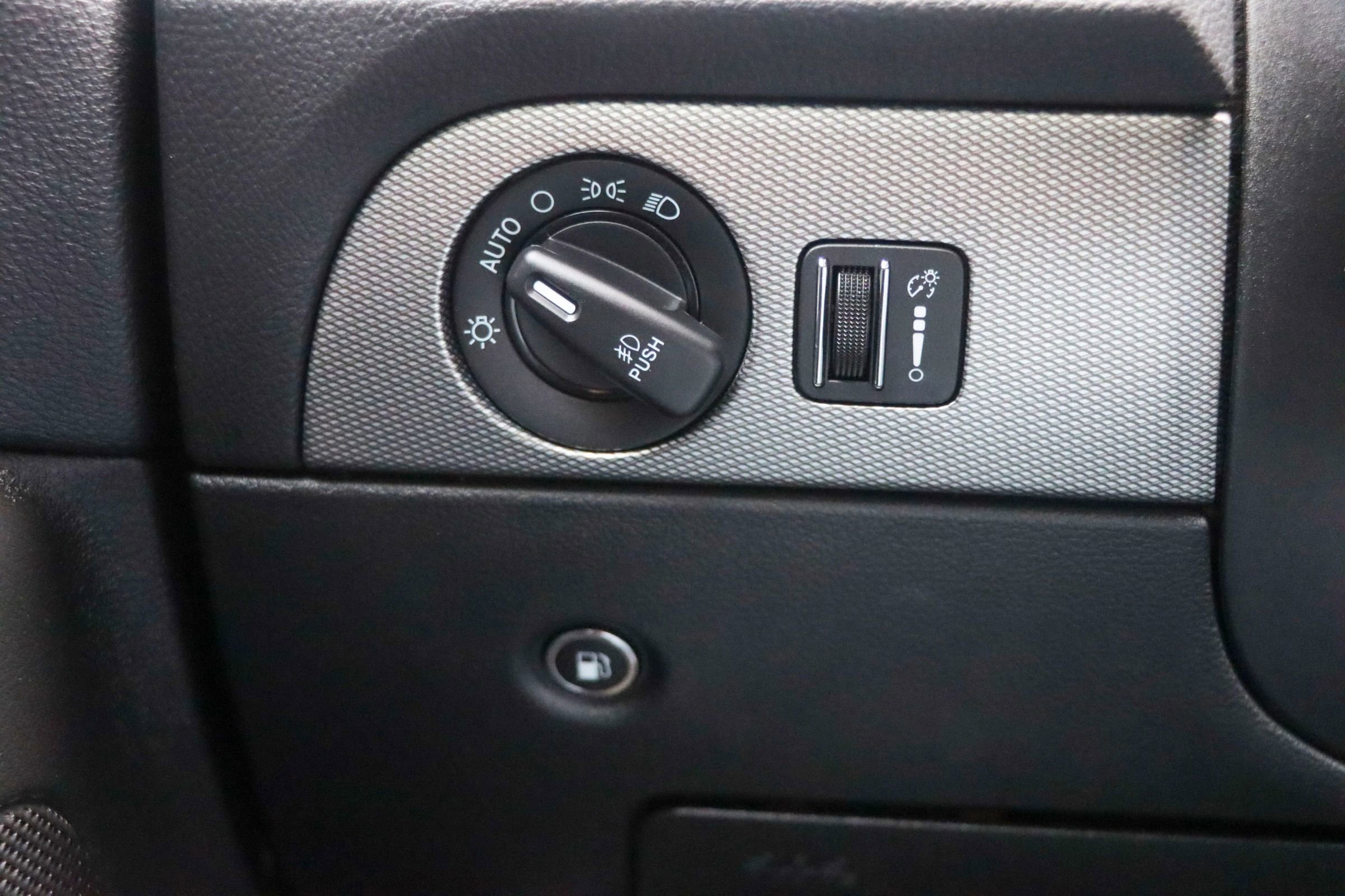 Used 2018 Dodge Durango R/T w/ Technology Group AWD/4WD image 35