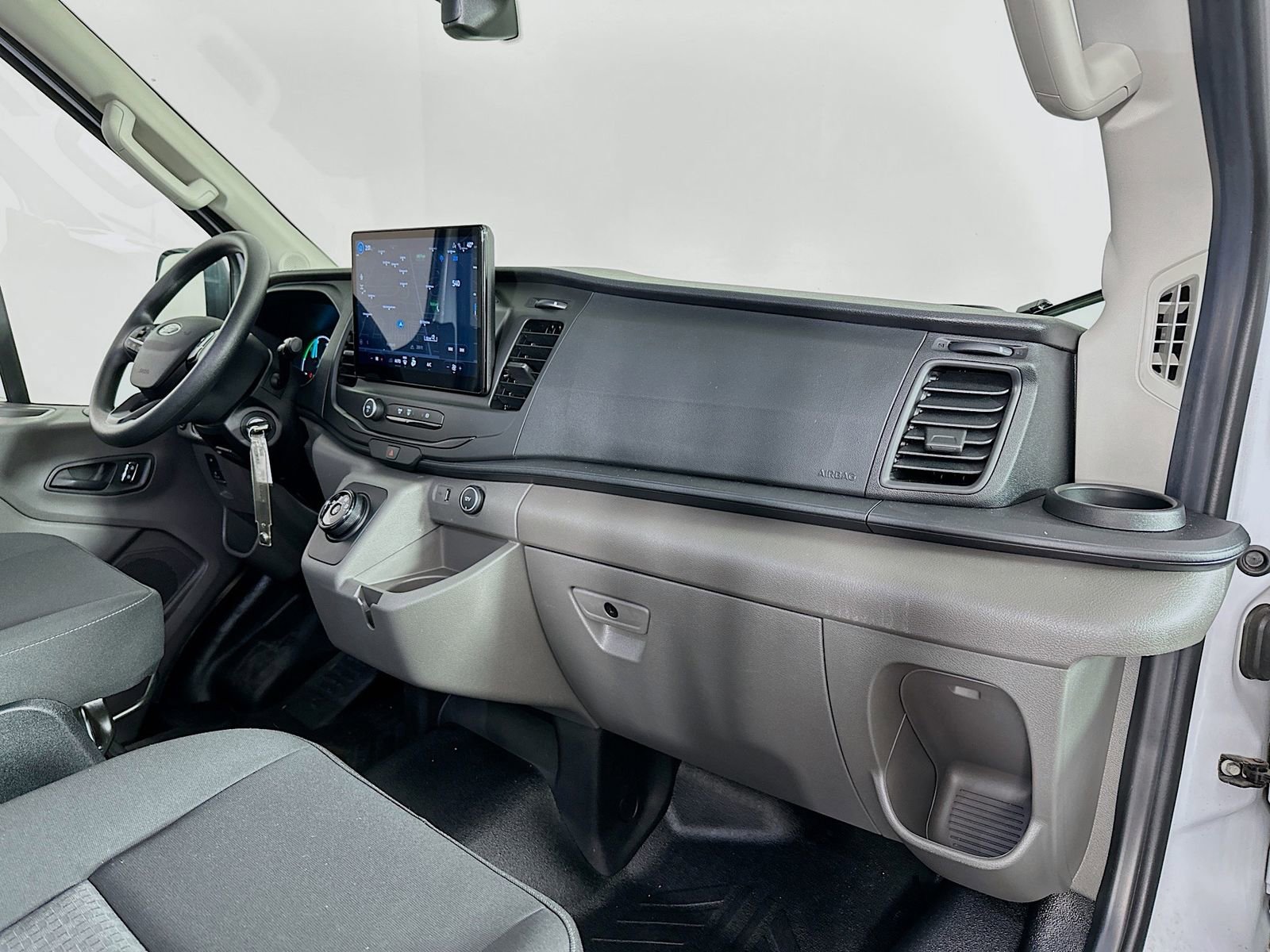 Used 2023 Ford E-Transit Medium Roof image 27