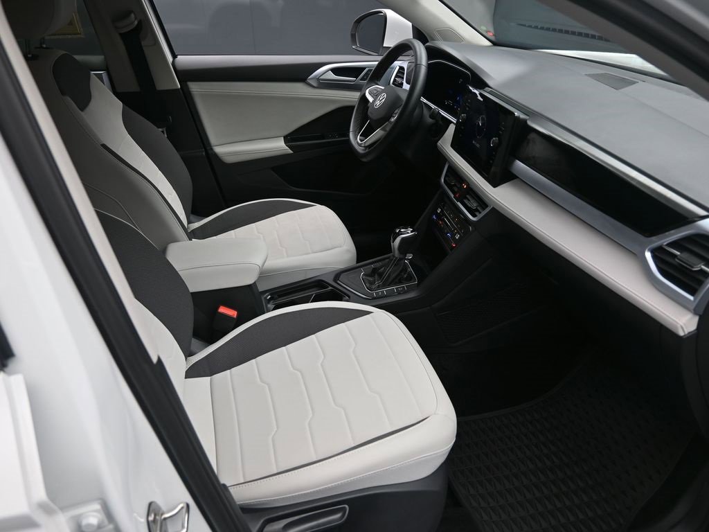 Used 2025 Volkswagen Taos SE image 27