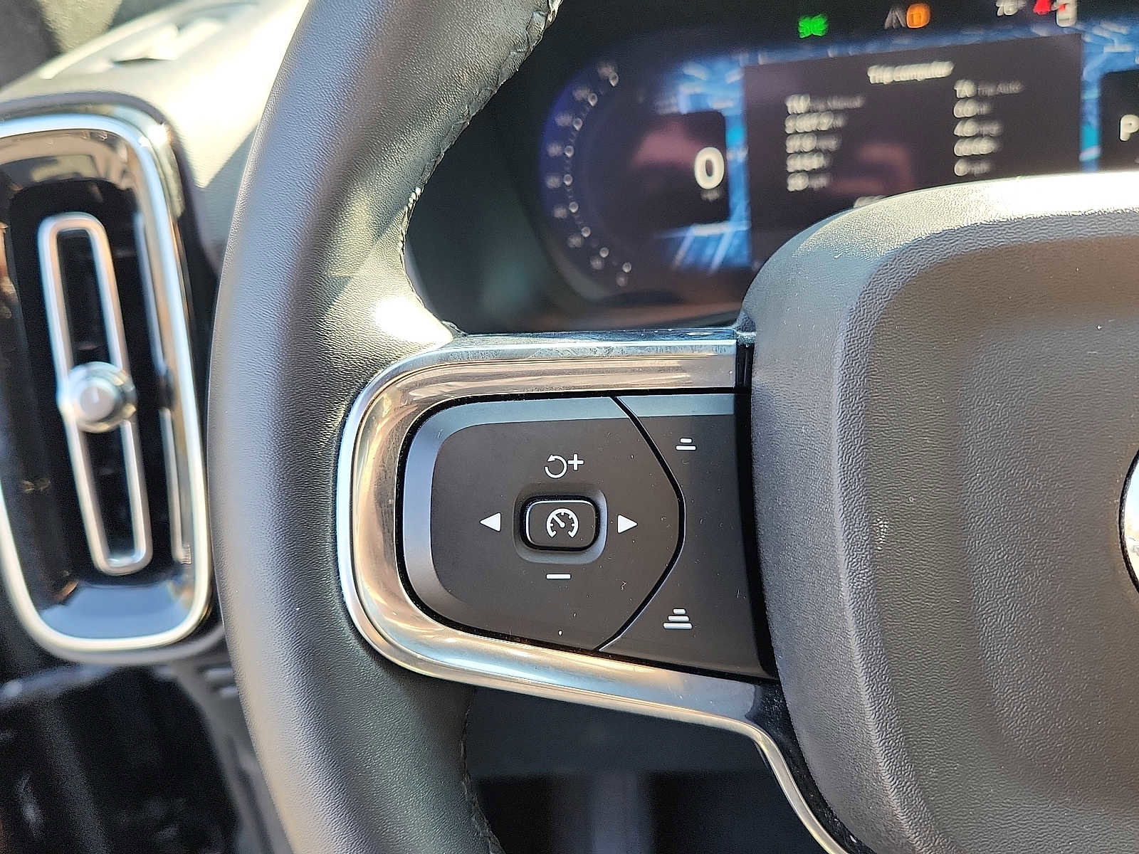 Used 2023 Volvo XC40 B4 Core FWD image 20