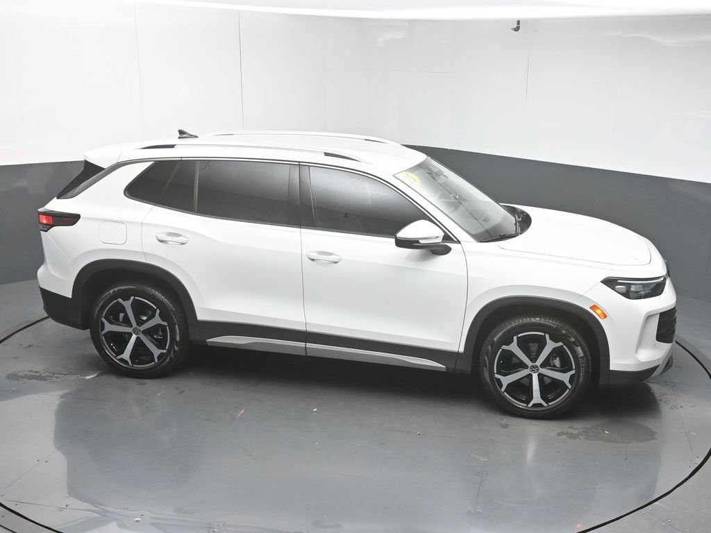 Used 2025 Volkswagen Tiguan SE image 50