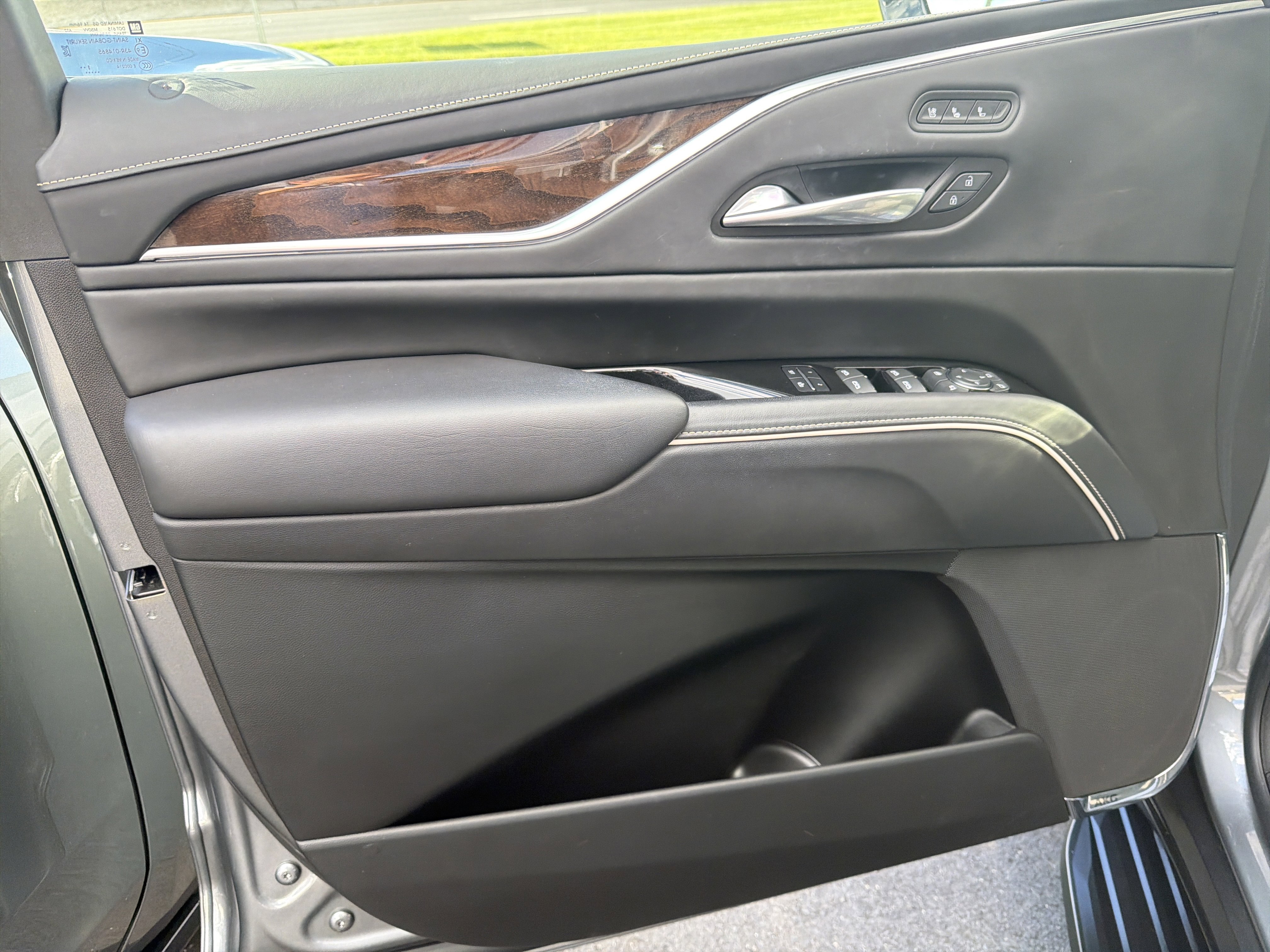 Used 2022 Cadillac Escalade ESV Premium Luxury Platinum image 9