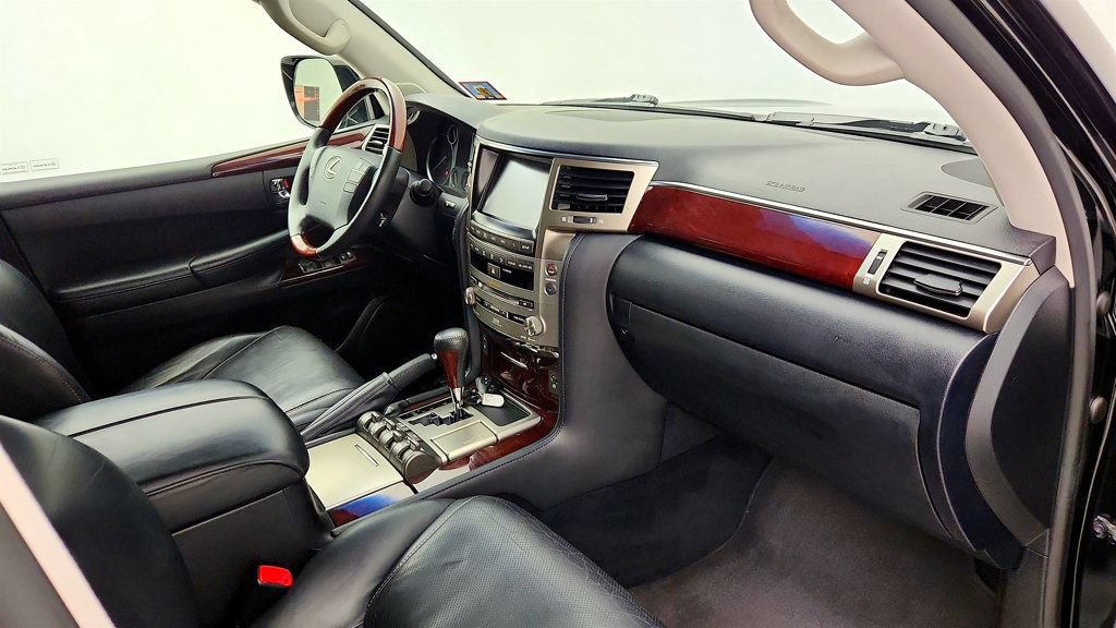 Used 2013 Lexus LX 570 4WD w/ Luxury Pkg image 27