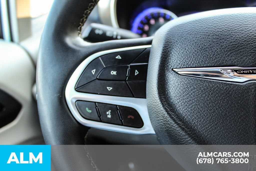 Used 2023 Chrysler Pacifica Touring-L FWD image 23
