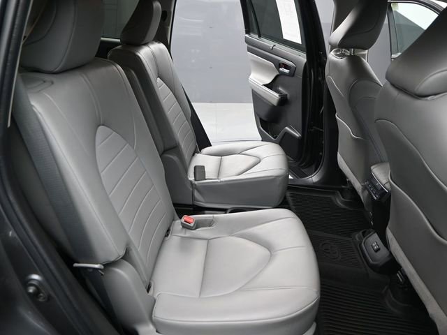 Used 2022 Toyota Highlander XLE image 16