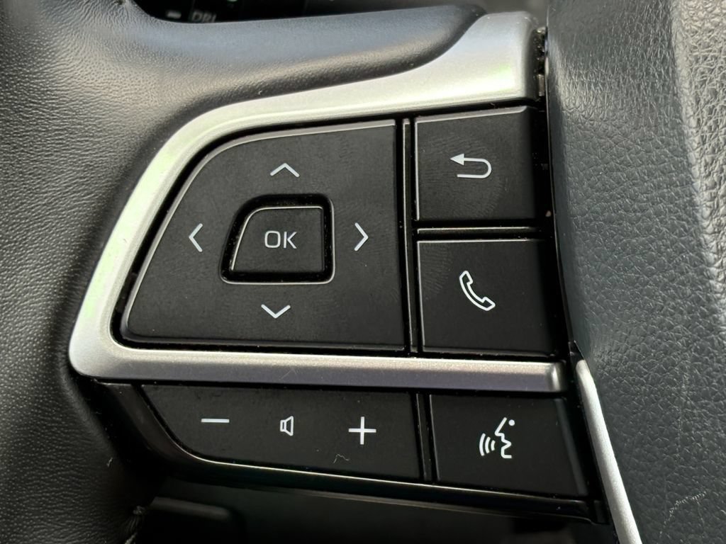 Used 2023 Toyota Highlander LE FWD image 22