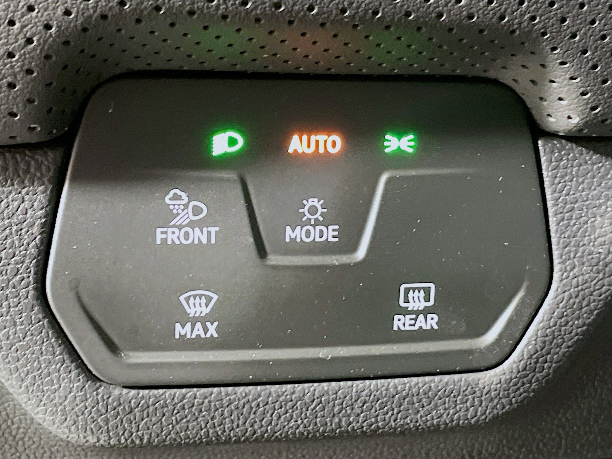 Used 2025 Volkswagen Atlas SE image 17