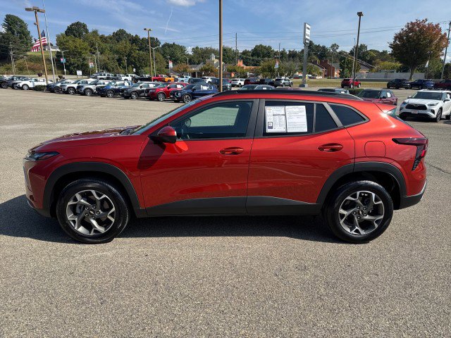 Used 2024 Chevrolet Trax LT w/ Sunroof Package image 2