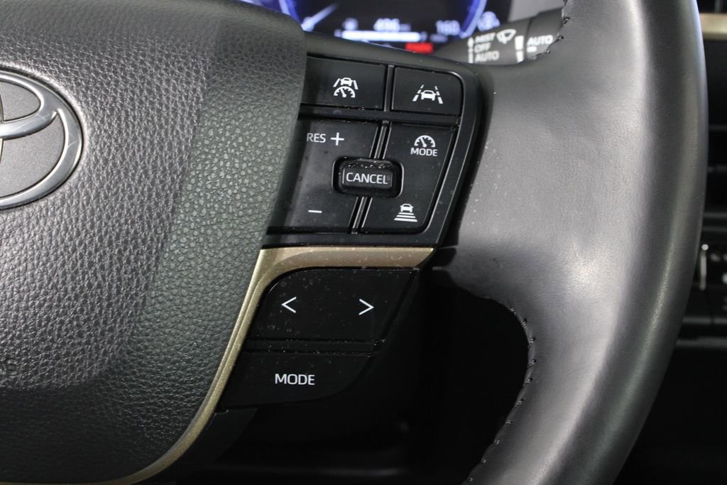 Used 2023 Toyota Crown Limited image 29
