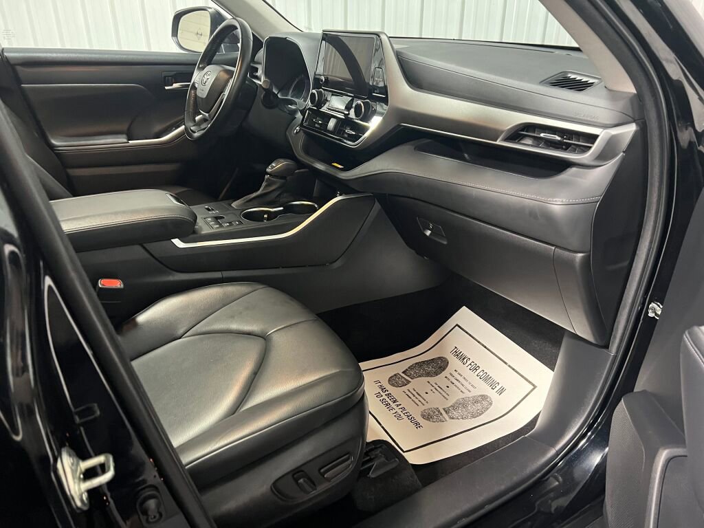 Used 2023 Toyota Highlander XLE image 3